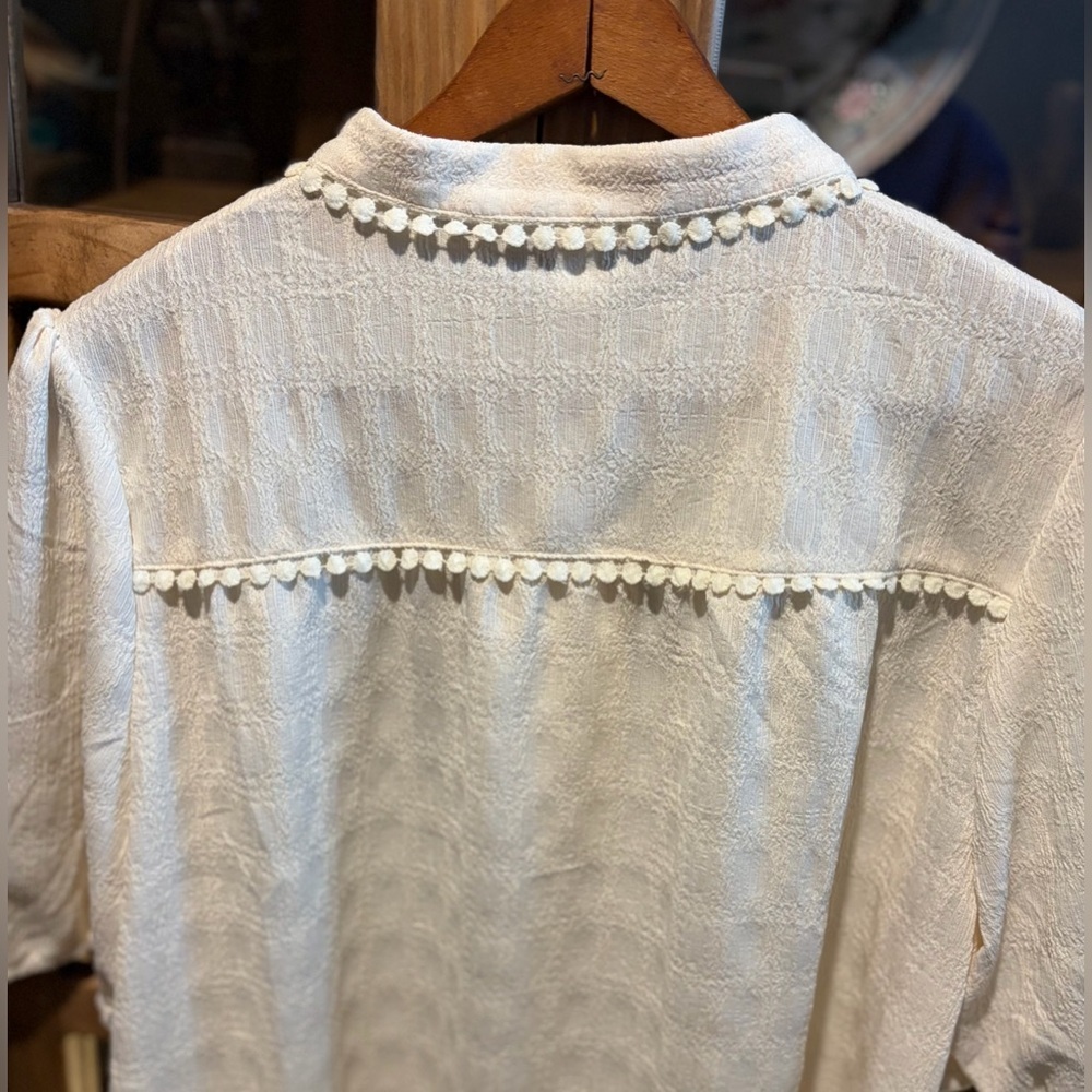Evaless Button Down Short Sleeve Top Size Medium Beige Elegant Women's NWT - Picture 8 of 9